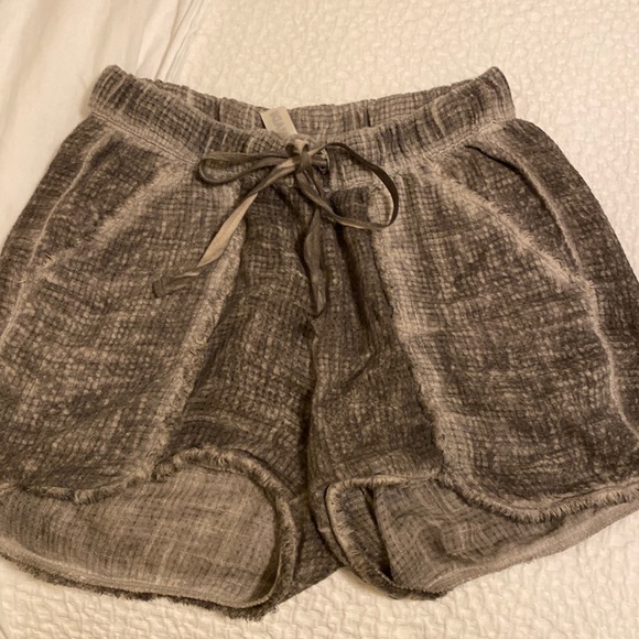 Amadi shorts -small - Picture 1 of 3